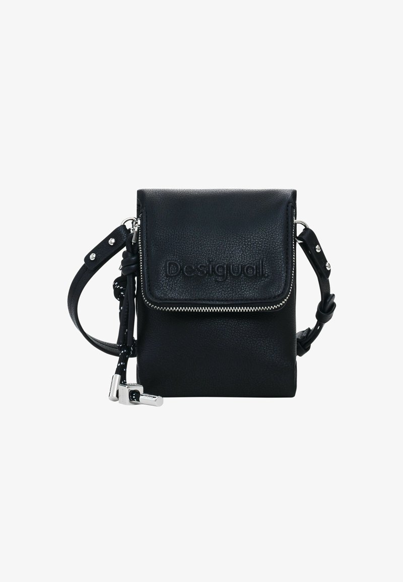 Czarna skórzana torebka na ramię z zamknięciem na zamek, wytłoczonym logo "Desigual", regulowanym paskiem oraz dekoracyjnymi akcentami metalowymi.
