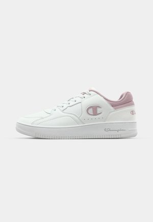 Sneaker in pelle bianca con un accento rosa sul tallone e sul logo. Presenta una suola in gomma piatta, punta rotonda e design con lacci.