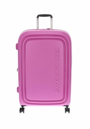 Valise rigide rose vif avec quatre roues noires et une poignée télescopique argentée, avec le nom de la marque en relief sur le devant.
