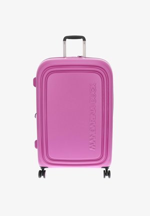 Valise rigide rose vif avec quatre roues noires et une poignée télescopique argentée, avec le nom de la marque en relief sur le devant.