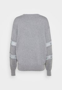 Pull gris clair à manches longues avec deux bandes horizontales en dentelle sur chaque manche, présenté de dos sur un fond uni.