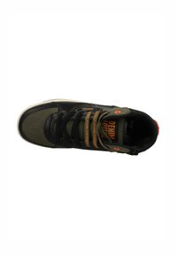 Hoge sneaker met een zwart leren bovenwerk, olijfgroene accenten, oranje branding, dikke veters en een gestructureerde rubberen zool.
