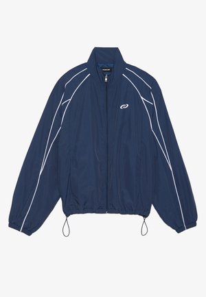 Marineblauwe windbreakerjas van lichtgewicht stof, met witte zijstrepen, een ritssluiting aan de voorkant en een trekkoord aan de onderkant.