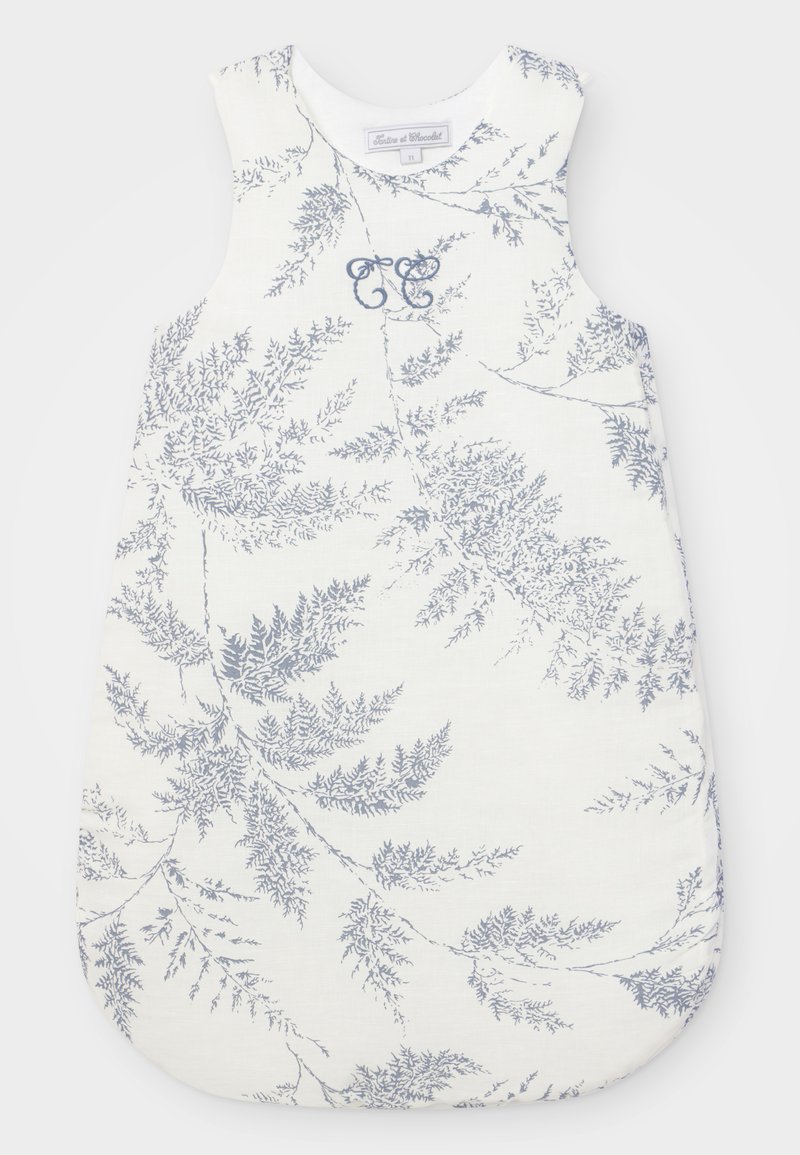 Sacco nanna bianco senza maniche con motivo di foglie di felce blu e iniziali "TC" ricamate sull'area del petto.