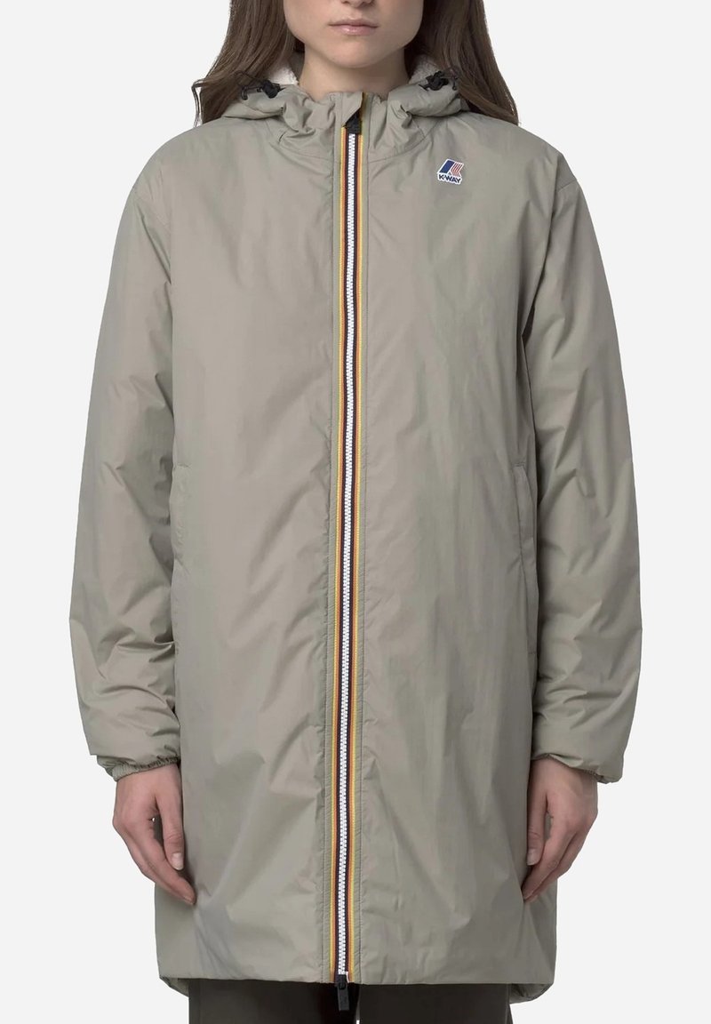 Veste imperméable gris clair avec capuche, dotée d'une fermeture éclair multicolore, de poignets élastiques et d'un petit logo sur la poitrine.