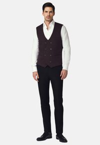 Burgundowa wełniana kamizelka o podwójnym zapięciu, o wyraźnej strukturze i dwóch przednich kieszeniach, noszona na białej koszuli i czarnych spodniach.