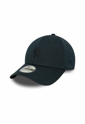 Casquette de baseball à motif sombre avec visière incurvée, logo NY brodé en noir sur le devant, et autocollant de taille moyenne à grande sur la visière.