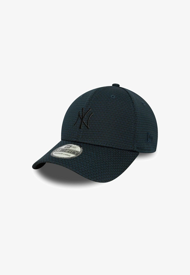 Dunkel gemusterte Baseballmütze mit gebogenem Schirm, schwarzem gesticktem NY-Logo auf der Vorderseite und einem mittelgroßen bis großen Aufkleber auf dem Schirm.