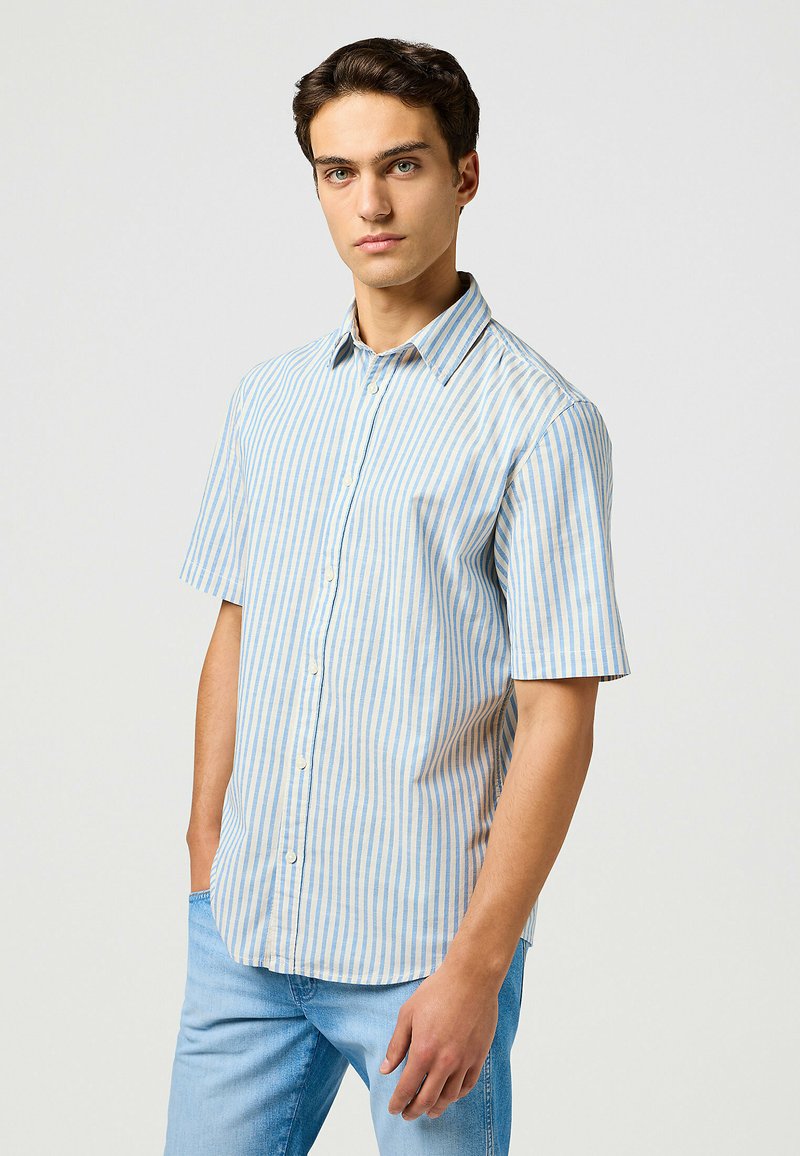 Camicia a maniche corte con bottoni, caratterizzata da righe verticali blu chiaro e beige, realizzata in tessuto leggero, con colletto e vestibilità regolare.
