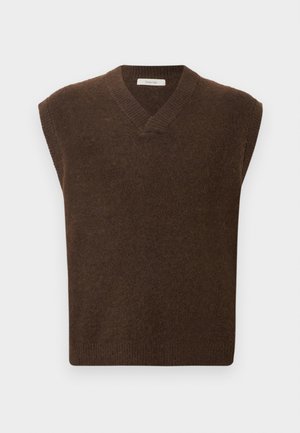 Brauner ärmelloser V-Ausschnitt-Strickpullover mit gerippten Abschlüssen an Schultern, Ausschnitt und Saum, flach auf einem weißen Hintergrund ausgelegt.