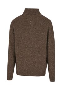 Brauner Strickpullover mit hohem Kragen, der ein strukturiertes Muster und gerippte Bündchen aufweist. Das Rückendesign ist schlicht und unauffällig.