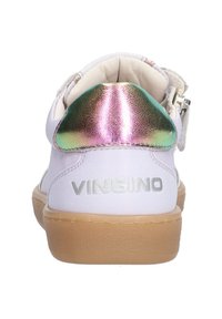 Sneaker in pelle bianca con un accento olografico sul tallone e una suola in gomma beige. Presenta una comoda cintura e un marchio impresso.