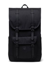 Čierny obdĺžnikový batoh s horným klopou a predným vreckom zabezpečeným dvoma vertikálnymi popruhmi s prackami a horným držadlom.