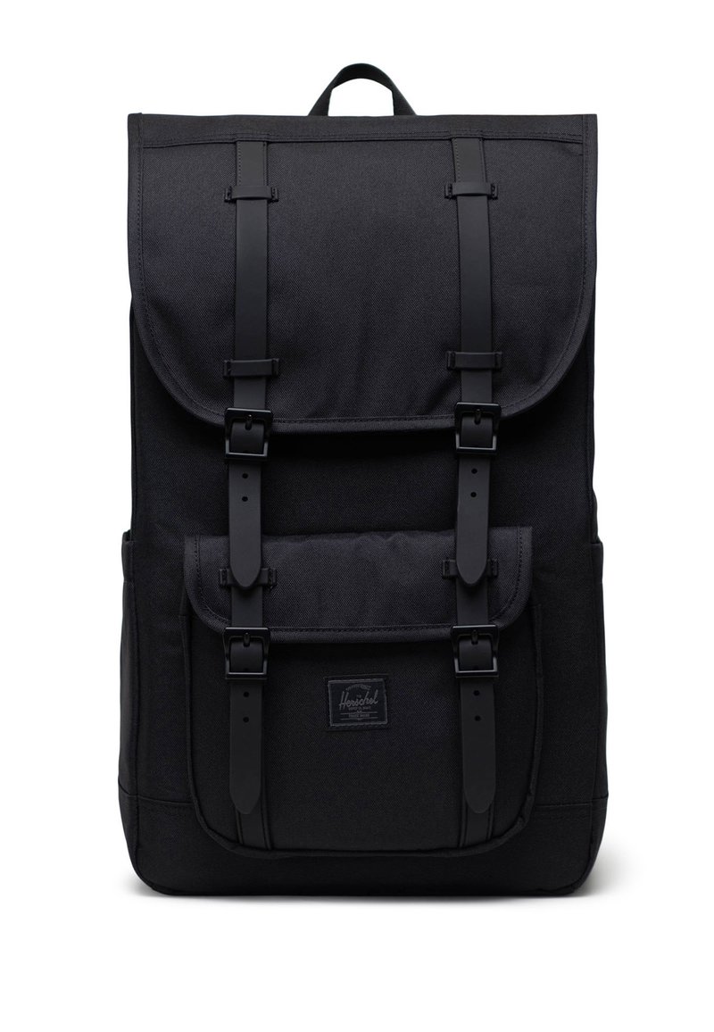 Černý obdélníkový batoh s vrchním klopovým víkem a přední kapsou zabezpečenou dvěma vertikálními popruhy s přezkami a vrchní rukojetí.