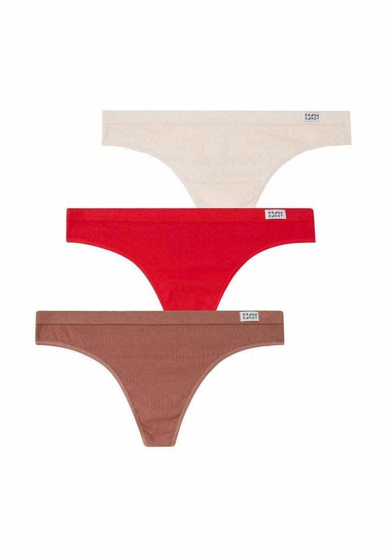 Drie paar dames stringetjes in beige, rood en bruin. Gemaakt van zachte stof met elastische banden, met het merklabel aan de zijkant.