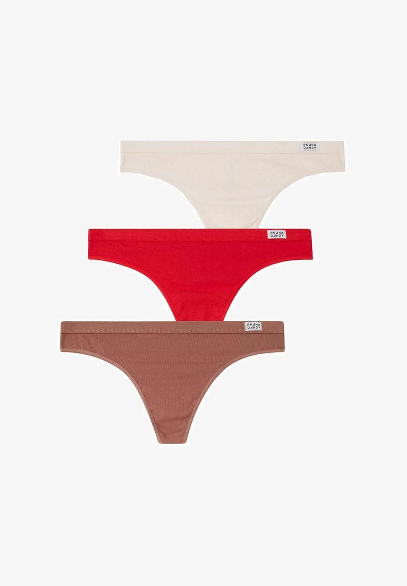Trois paires de strings pour femmes en beige, rouge et marron. Fabriqués en tissu doux avec des bandes élastiques, arborant l'étiquette de la marque sur le côté.