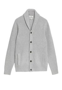 Grau gerippter Strickcardigan mit Schalkragen, Fronttaschen und schwarzen Knöpfen in der Mitte. Weiche Textur und lässiges Design.