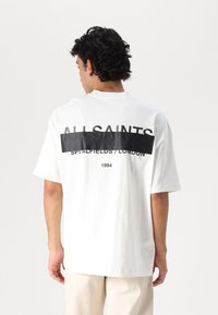 AllSaints SPITAL FIELDS CREW UNISEX - T-shirts med print - ashen white