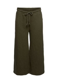 Pantaloni a gamba larga verde oliva realizzati in tessuto morbido. Presentano un elastico in vita con cordino e un fit rilassato, con una texture liscia e senza motivi.