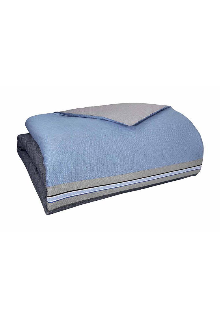 Couverture de lit bleue et grise avec une surface texturée, présentant un design avec un coin replié et des rayures horizontales en gris clair et bleu.