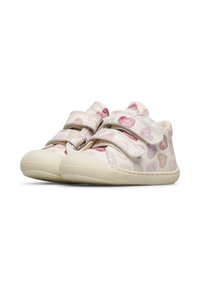 Scarpe per bambini con suole beige e motivi a cuore in rosa, viola e arancione, dotate di due strap in velcro per il fissaggio.