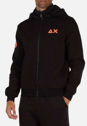 Felpa con zip nera dal design aderente, con un logo arancione sul petto e un accento sul braccio. Realizzata in tessuto morbido.