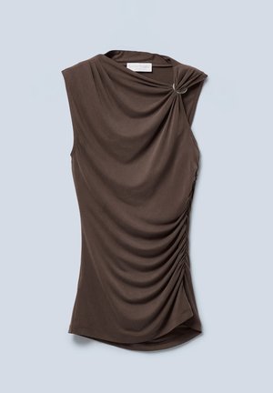 Haut sans manches marron avec un tissu drapé, présentant un détail d'épaule torsadé et des côtés froncés, fabriqué à partir d'un matériau doux et lisse.