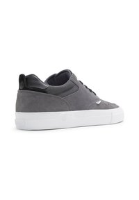Zapatillas de ante gris con parte superior de malla texturizada gris, suela de goma blanca y acentos de cuero negro en el talón y la lengüeta.