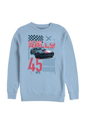 Lyseblå sweatshirt med sort muskelbil og røde racerbånd, "Gotham Rally" og nummer 45 grafik, ternet flag og tekstelementer.