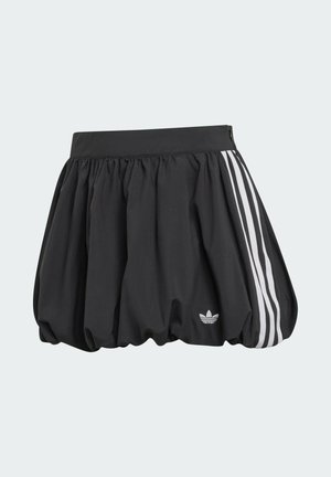 Svart kjol av lätt tyg med rynkad design, elastiskt midjeband och tre vita ränder på ena sidan. Adidas-logotyp visas.