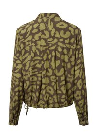 Kurzes Hemd mit Knopfverschluss in olivgrünem und braunem Leopardenmuster, mit langen Ärmeln, einem Zugbandsaum und einem Rückenpasse-Detail.