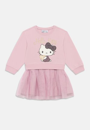 Roze twee-delige jurk met een sweatshirt-top met een Hello Kitty-afbeelding en glinsterende tekst, aangevuld met een tule rok in bijpassend roze.