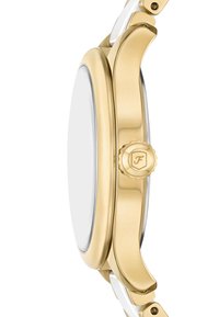 Boîtier de montre en métal doré avec un design de dôme lisse, comportant une couronne proéminente avec un logo gravé, attachée à un bracelet blanc.