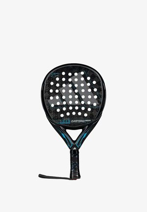 Zwarte padelracket met een gestructureerd oppervlak, afgeronde vorm en stippenpatroon. Heeft blauwe accenten en een zwarte grip met een polsbandje.