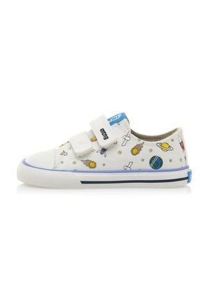 Sneaker bianche in tela con motivi colorati a tema spaziale, con strap in velcro, dettagli blu e suola in gomma con logo blu sul tallone.