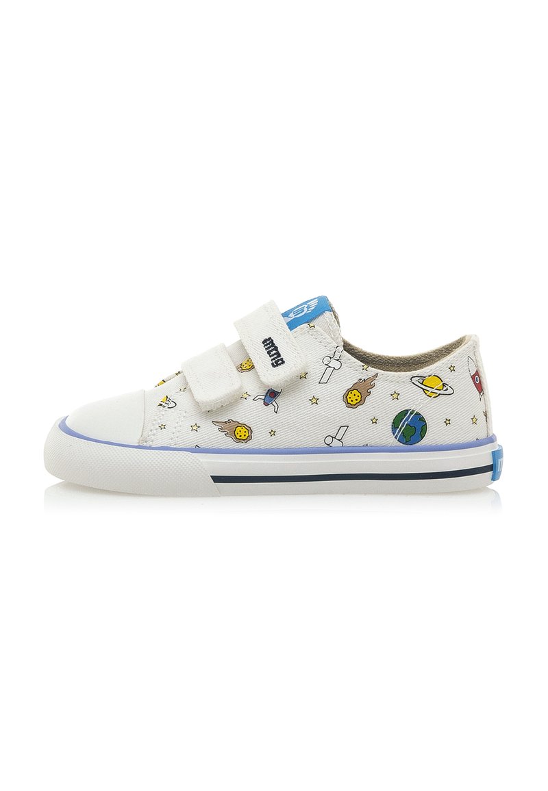 Sneaker bianche in tela con motivi colorati a tema spaziale, con strap in velcro, dettagli blu e suola in gomma con logo blu sul tallone.