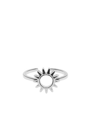 Anello a fascia aperta in argento con design a forma di sole con raggi appuntiti intorno a un centro circolare.