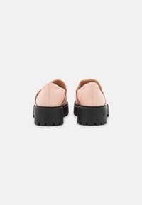 Monki Sapatos sem atacadores - pink