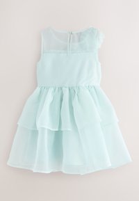 Robe en tulle bleu clair sans manches superposée pour enfant avec un panneau supérieur transparent sur la poitrine et une fermeture par bouton au dos.