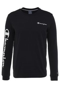 Schwarzes Langarm-T-Shirt aus Baumwolle mit Rundhalsausschnitt, kleinem Logo auf der Brust und großen weißen Buchstaben auf dem linken Ärmel.