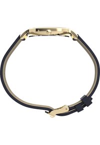 Reloj dorado con una cara rectangular, correa de tela azul marino y acentos de hardware dorado. La correa cuenta con un cierre elegante y un diseño curvado.