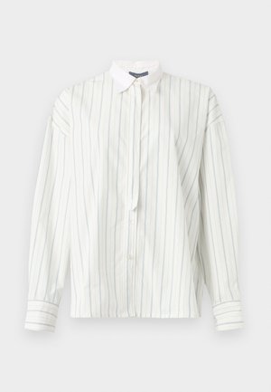 Bílá košile s dlouhým rukávem, tenkými vertikálními modrými pruhy a špičatým bílým límečkem.