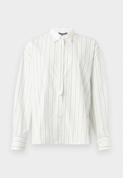 Λευκό πουκάμισο με μακριά μανίκια, λεπτές κάθετες μπλε ρίγες και αιχμηρό λευκό γιακά.