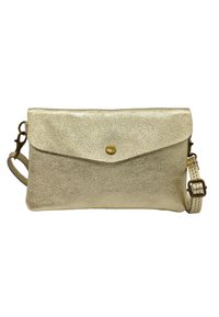 Pochette en or métallique réalisée en matériau texturé. Elle possède un rabat avec fermoir à pression, une bandoulière ajustable et un matériel minimal.