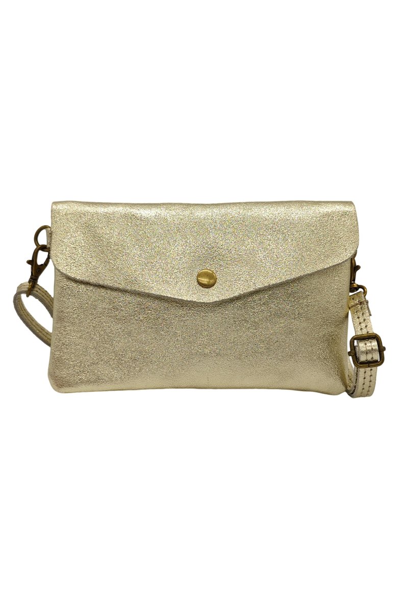 Pochette en or métallique réalisée en matériau texturé. Elle possède un rabat avec fermoir à pression, une bandoulière ajustable et un matériel minimal.
