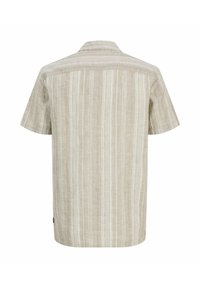 Chemise beige à manches courtes avec des rayures verticales blanches, col classique et ourlet droit, vue de dos sur un fond blanc.