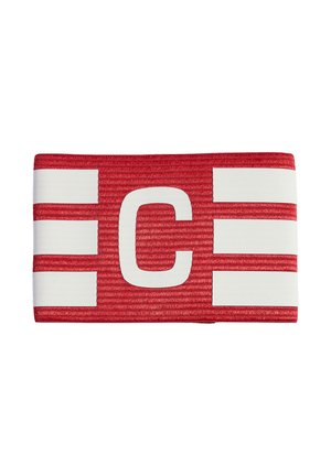 Brassard de capitaine rouge avec une grande lettre "C" blanche centrée et trois bandes horizontales blanches de chaque côté.