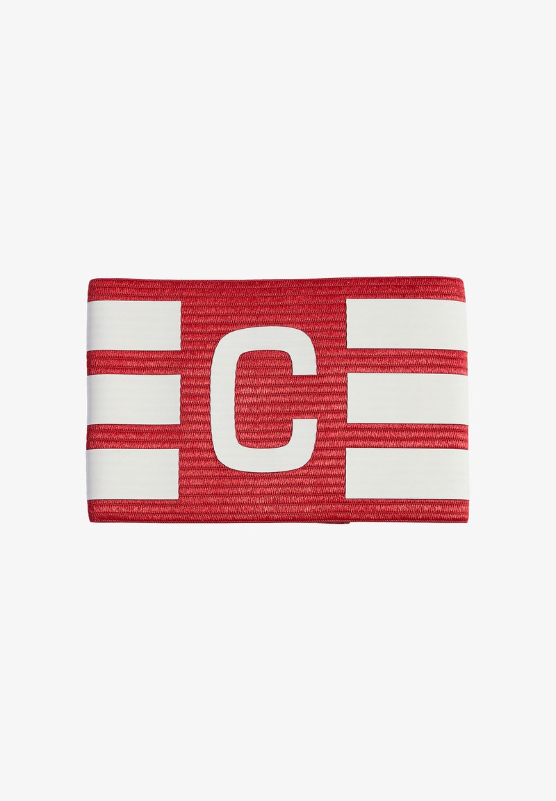 Brassard de capitaine rouge avec une grande lettre "C" blanche centrée et trois bandes horizontales blanches de chaque côté.