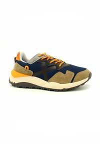 Zapatilla deportiva con parte superior de malla en color azul marino, acentos de ante gris, detalle en negro, cordones y lengüeta en color naranja, y suela robusta en gris.