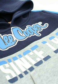 Hoodie navy et gris avec le logo "Lee Cooper" en écriture bleu clair et "SINCE 1908" en texte blanc gras et bleu foncé, doté d'une poche kangourou.